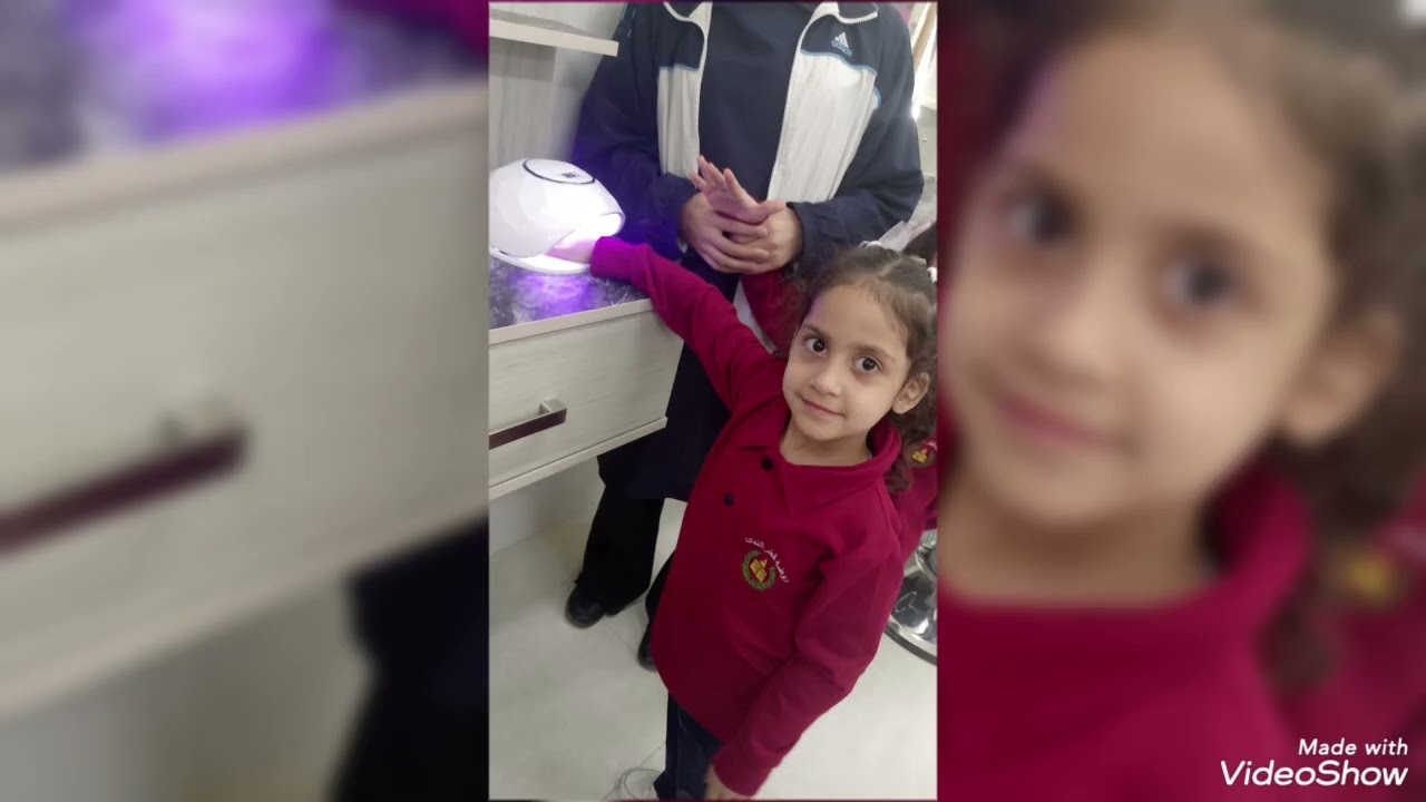 زيارة اطفال الروضة لقسم الشعر والجمال في المدرسة 