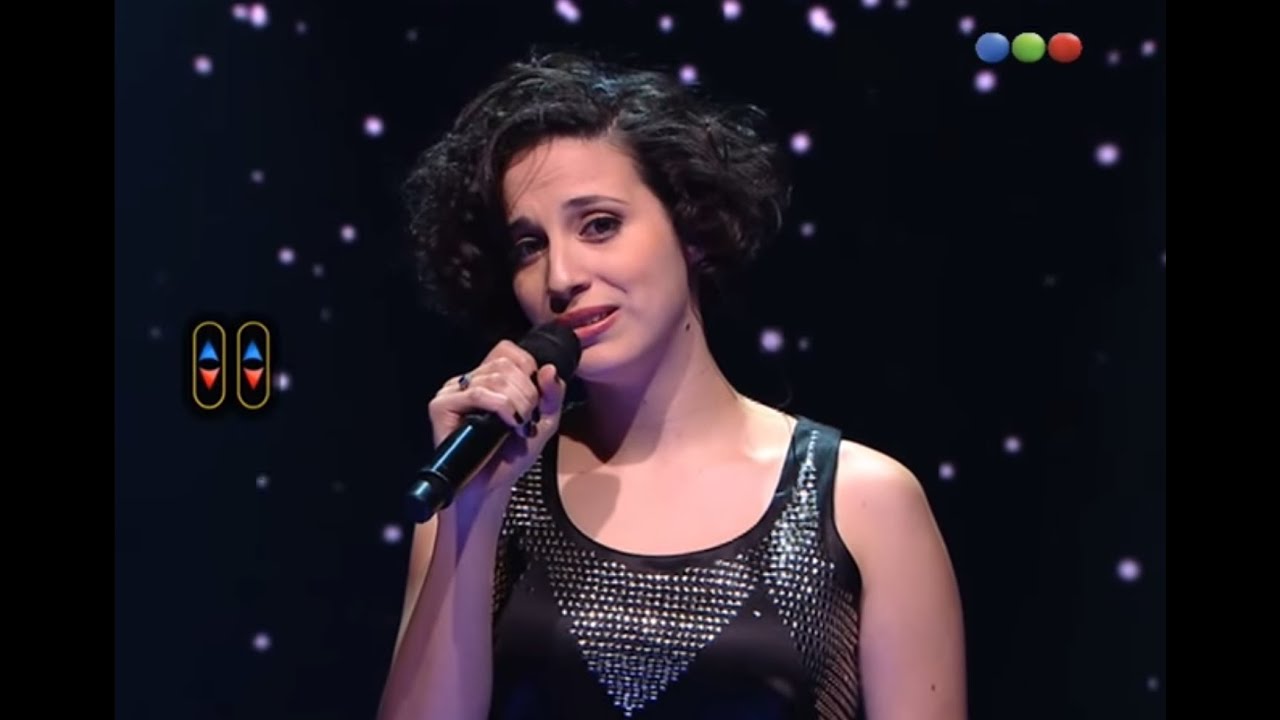 Sillas: Diana Amarilla canta 