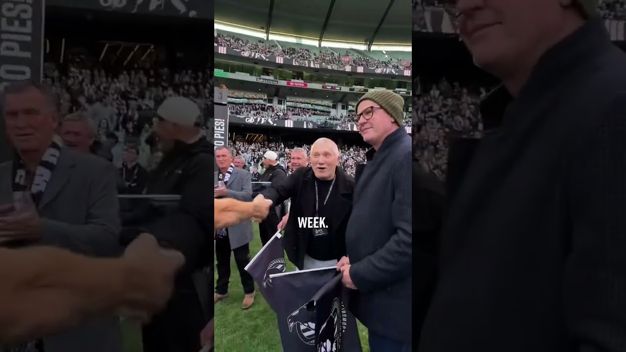 The Daicos brothers embrace Father Peter Daicos as they win for for a Collingwood game 🫂🖤🤍