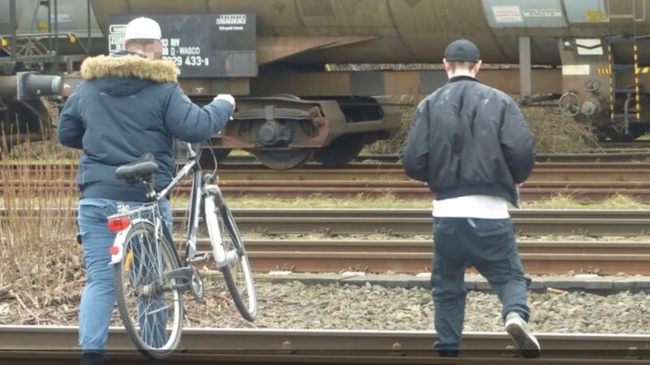 Gef&auml;hrlich und Verboten: Menschen nutzen Abk&uuml;rzung &uuml;ber die Bahngleise!