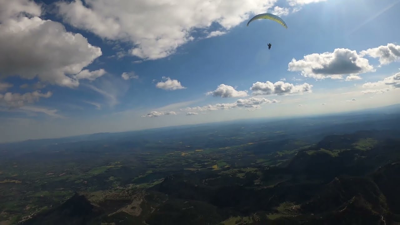 UP Kibo 2 VS Ozone Rush 5 . Vol en parapent per Berga.
