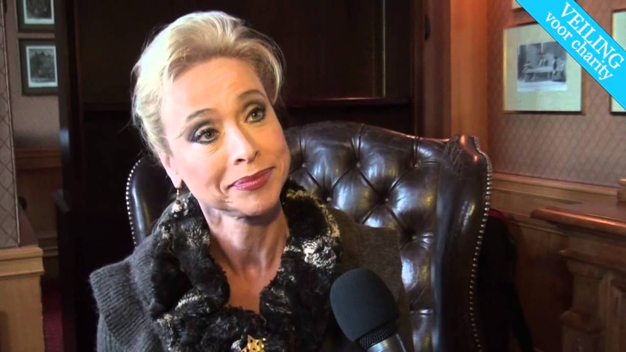 Gemma van Eck veilt haar beroemde 'Babe' schoenen!