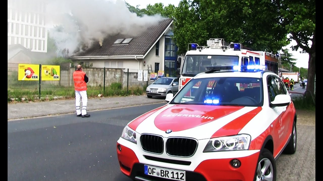 [DRUCKEREI IN BRAND] Großaufgebot - Feuerwehr Neu-Isenburg löscht Dachstuhlbrand