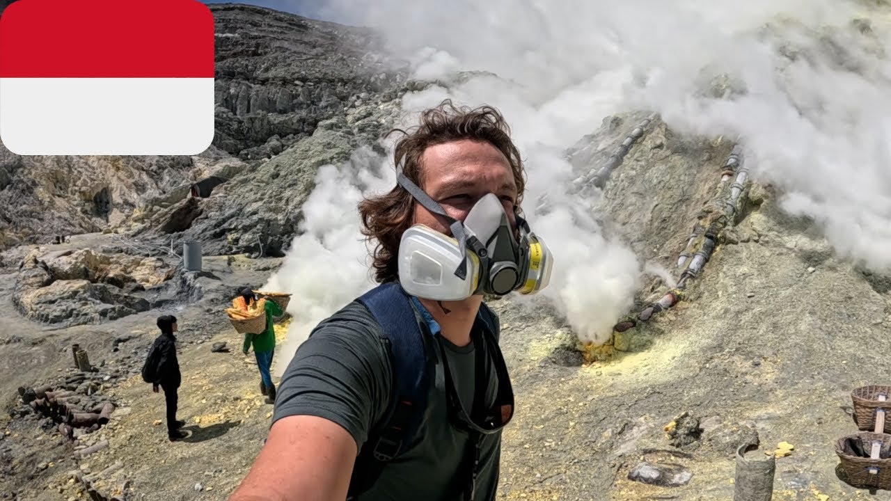 Sulfur mines of Ijen - insane working conditions