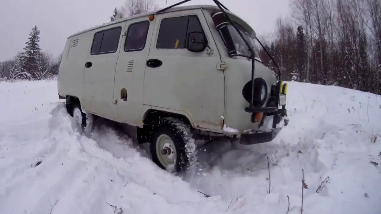 Уаз Буханка по глубокому снегу на грязевой резине.