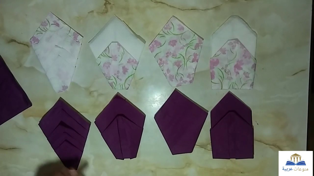 طي مناديل ورقية خاصة بالقهوة