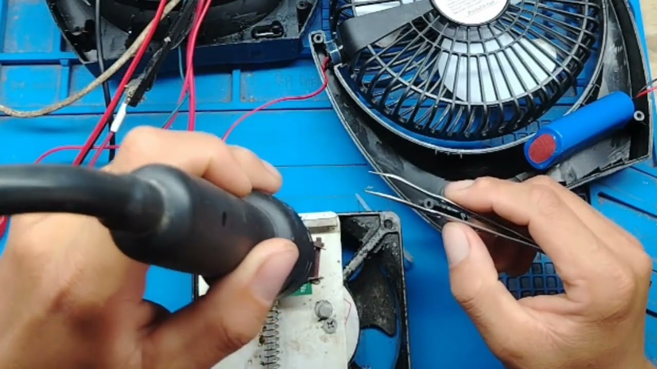 1 chiếc quạt sạc chạy pin3,7v, đ. Cơ không chổi than bị chập nguồn đầu vào