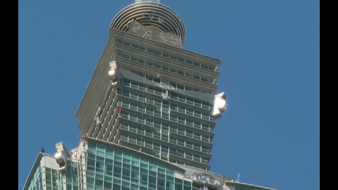 Breathtaking Visuals! American Rock Climber Alex Honnold climbs Taipei 101 skyscrapers without ropes