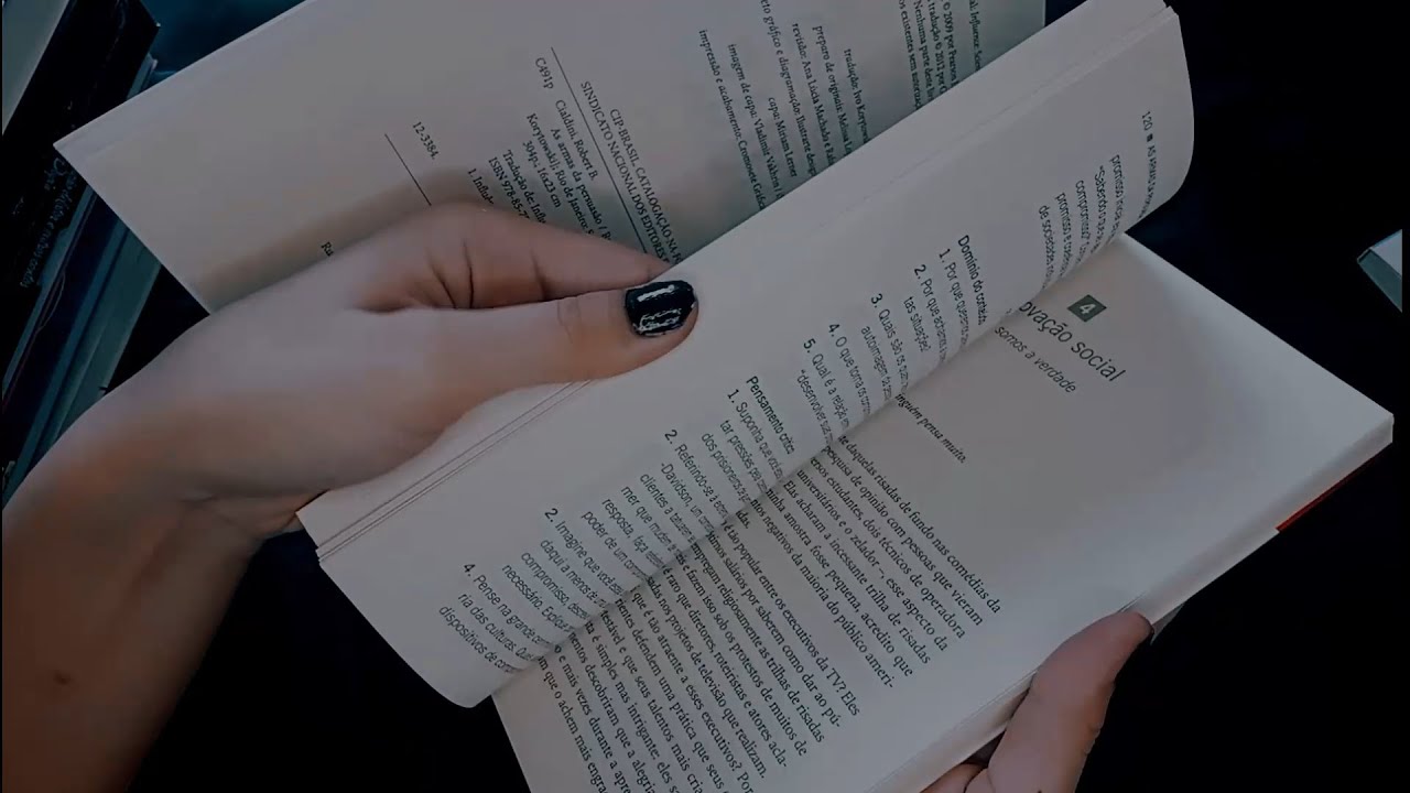 ASMR com Livros - Lendo sinopse, folheando e conversando com voc&ecirc; com voz baixa