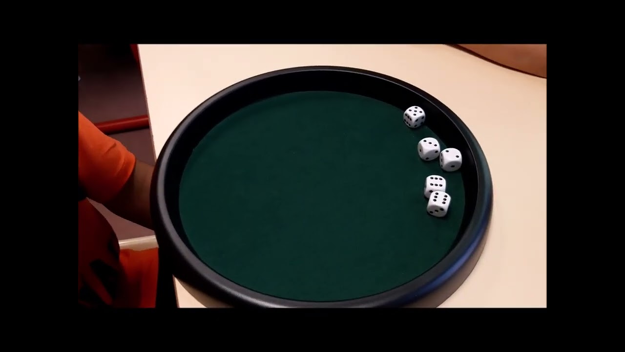 Le  jeu du 5000. Jeu traditionnel de d&eacute;s avec strat&eacute;gie et calcul.