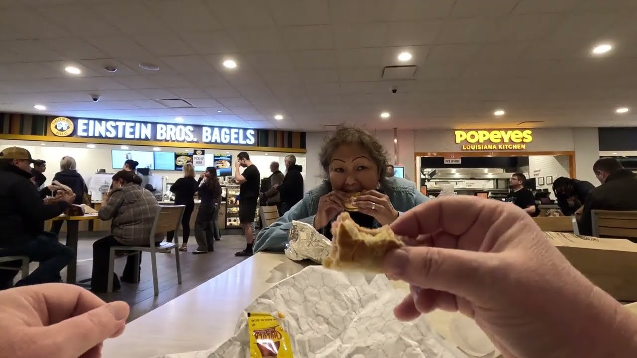 Сэндвичи на завтрак от Einstein Bros. Bagels, отель и казино Circus Circus, Лас-Вегас, Невада GFH...