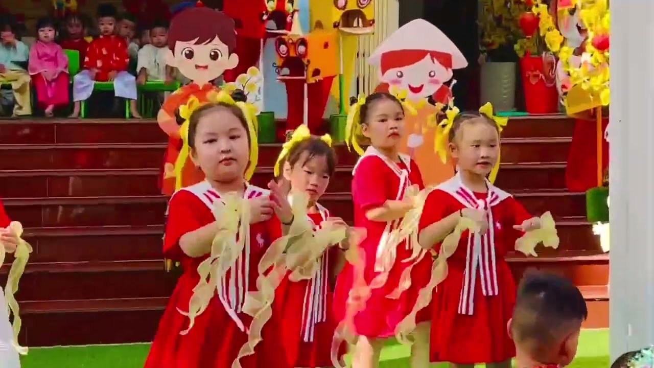 Đầu xuân các em mừng Tết ba mẹ.