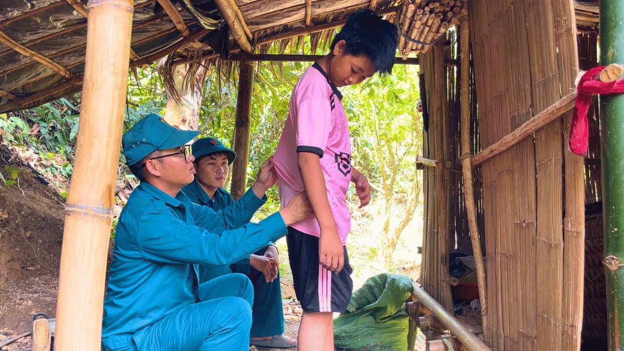 Two kind policemen bought gifts to visit a poor orphan boy, the orphan boy got new clothes.