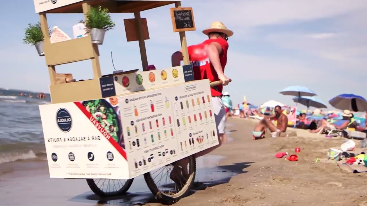 Avec leur roulotte, ils sont les rois de la plage