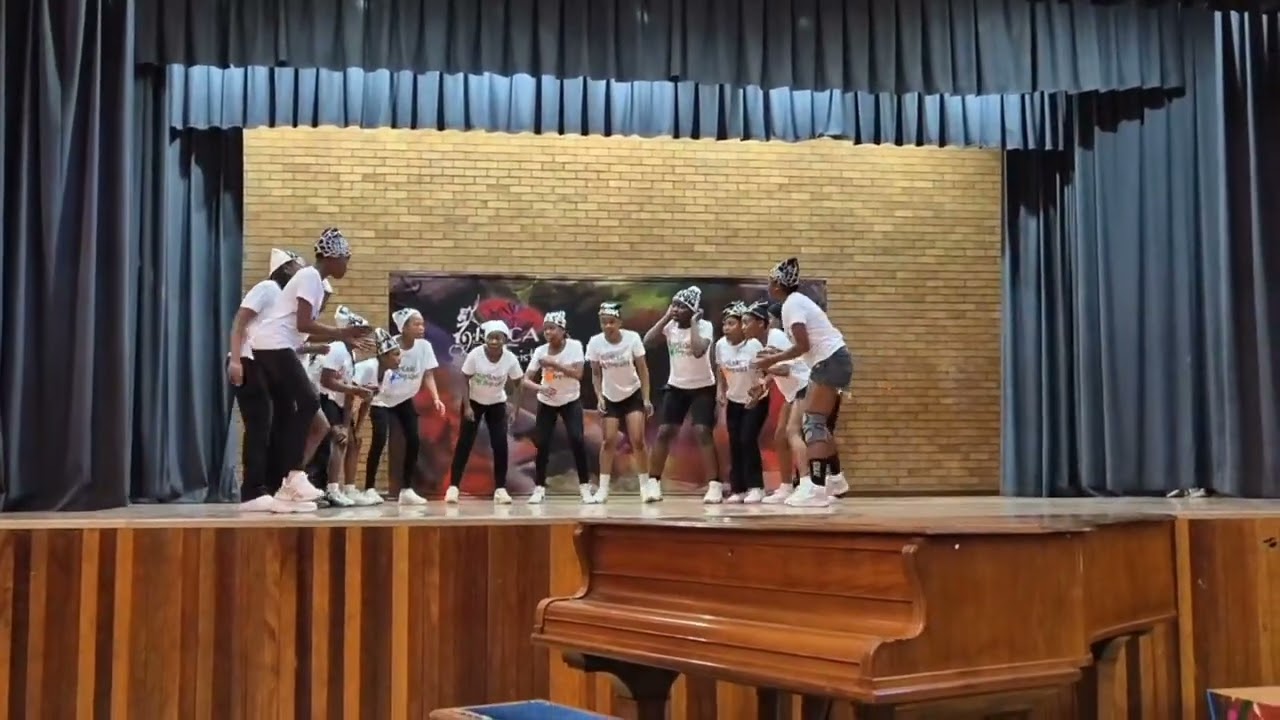 PRIMARY SCHOOL KIDS DANCING TO AMAPIANO (UMKHUKHU X WADIBUSA X WHO RUNS THE WORLD BY KAMO MPHELA)