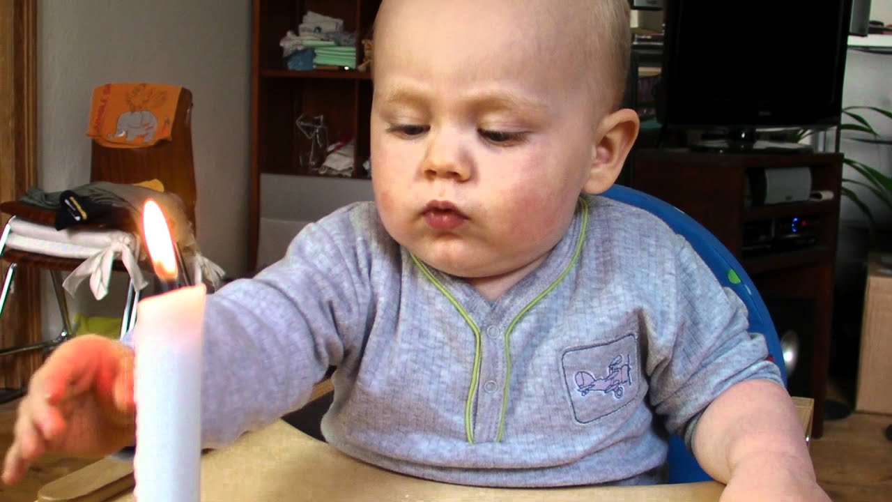 Tom beim Kerze auspusten