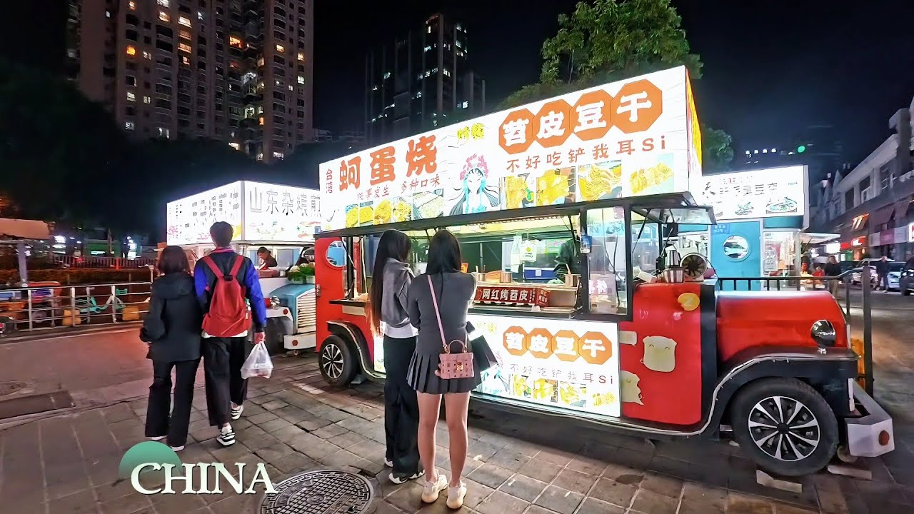 中国厦门明发广场夜晚的美食城Food City at Mingfa Square, Xiamen, China at night
