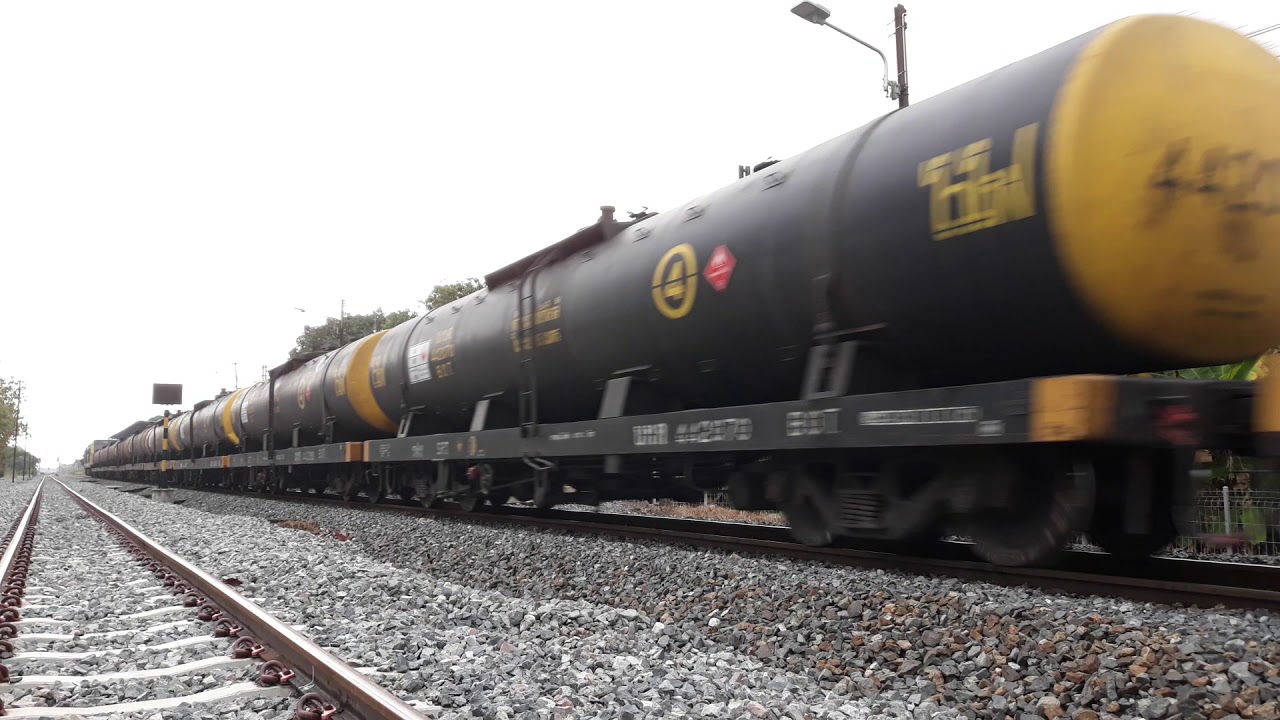 รถไฟด่วนดำผ่านเครื่องกั้นผ่านสถานีท่าฬ่อ ขบวน 636 CSR Qishuyan 5107
