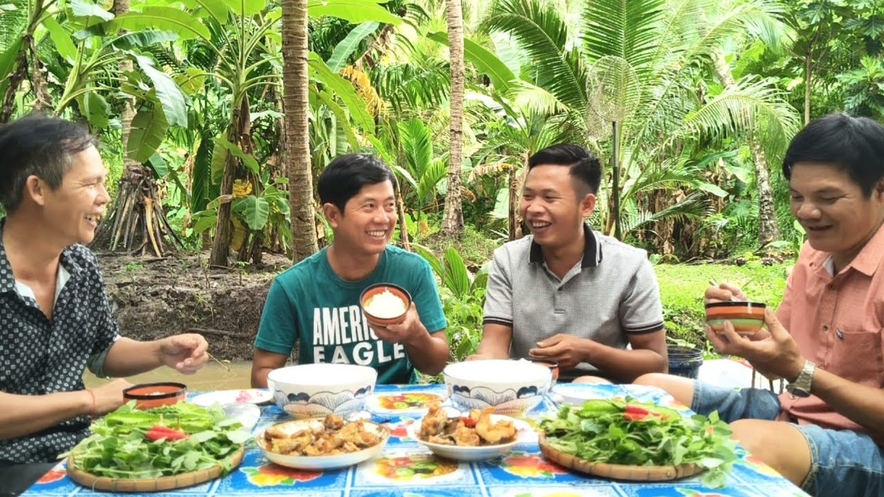 Cười Sặc Cơm Cùng Mấy Anh Em Khi Làm Món Cá Lóc Đồng Kho Tiêu Chan Bánh Mặn | Kho Quẹt Vlog T128