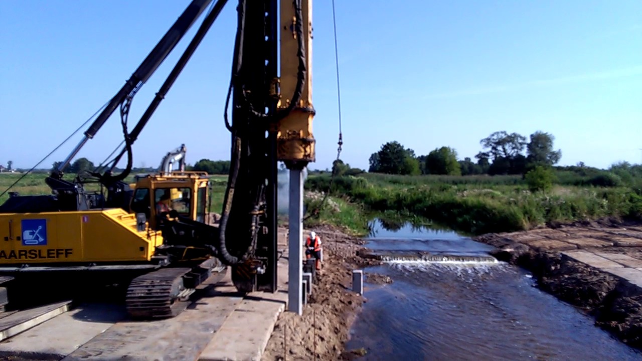 Grzegorzew, wbijanie pali, praca kafara