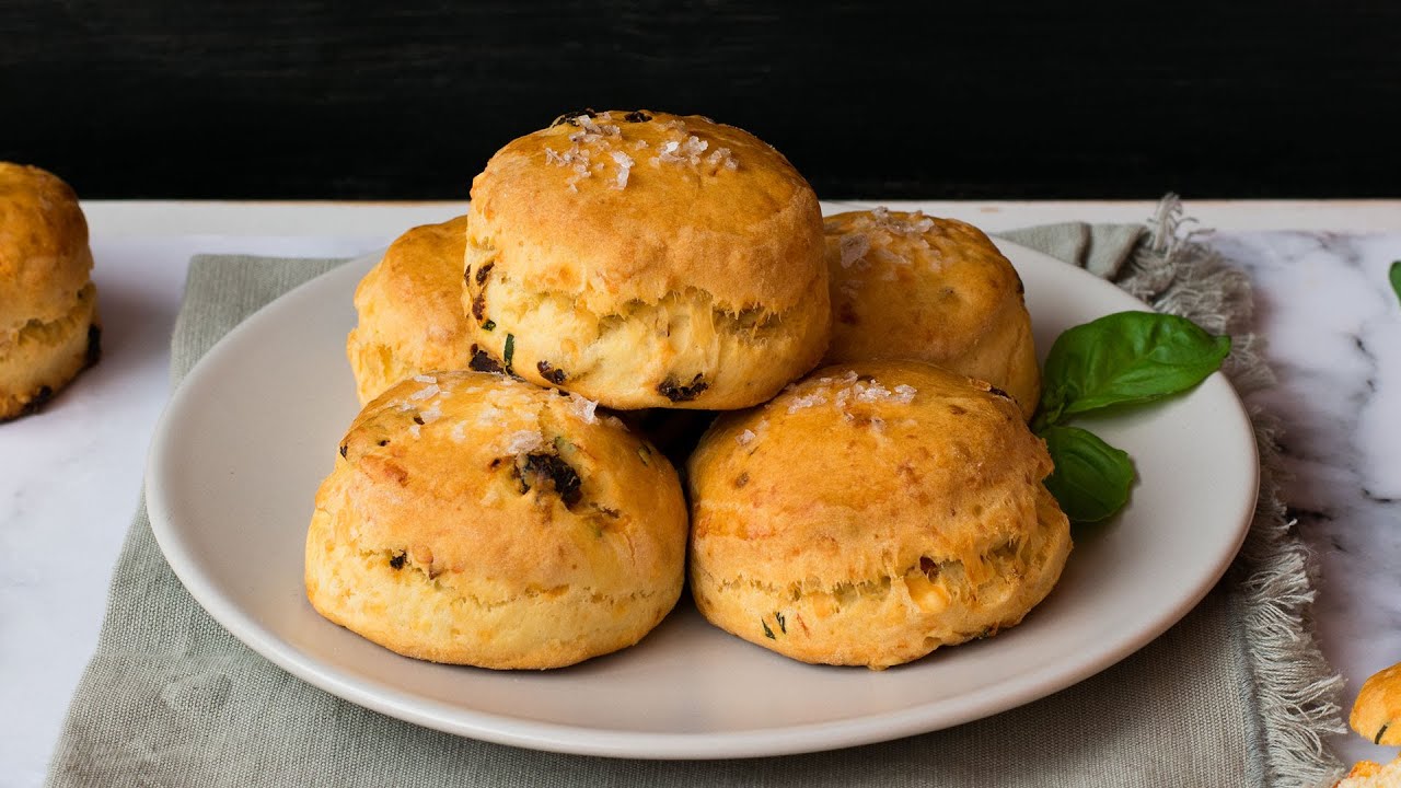 Scones salados con queso, tomate y albahaca
