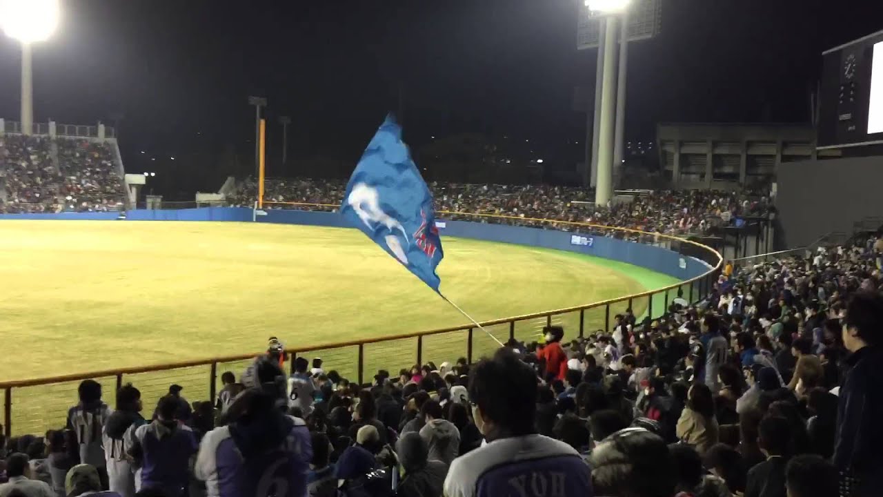 草薙球場 たなびくパリーグ連盟旗 白いボールのファンタジー