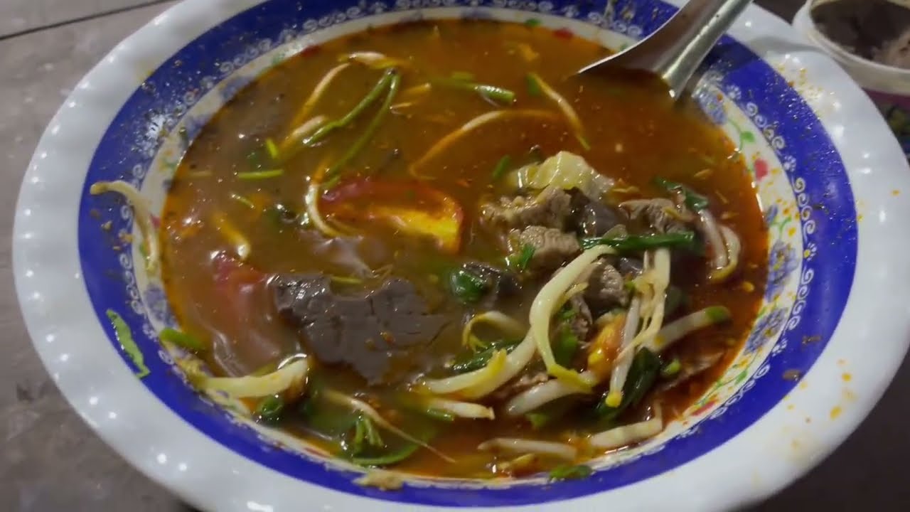 คุ้มไหม? เกาเหลา…80,000 กีบ ตรงข้ามคิวรถท่าแขก คำม่วน