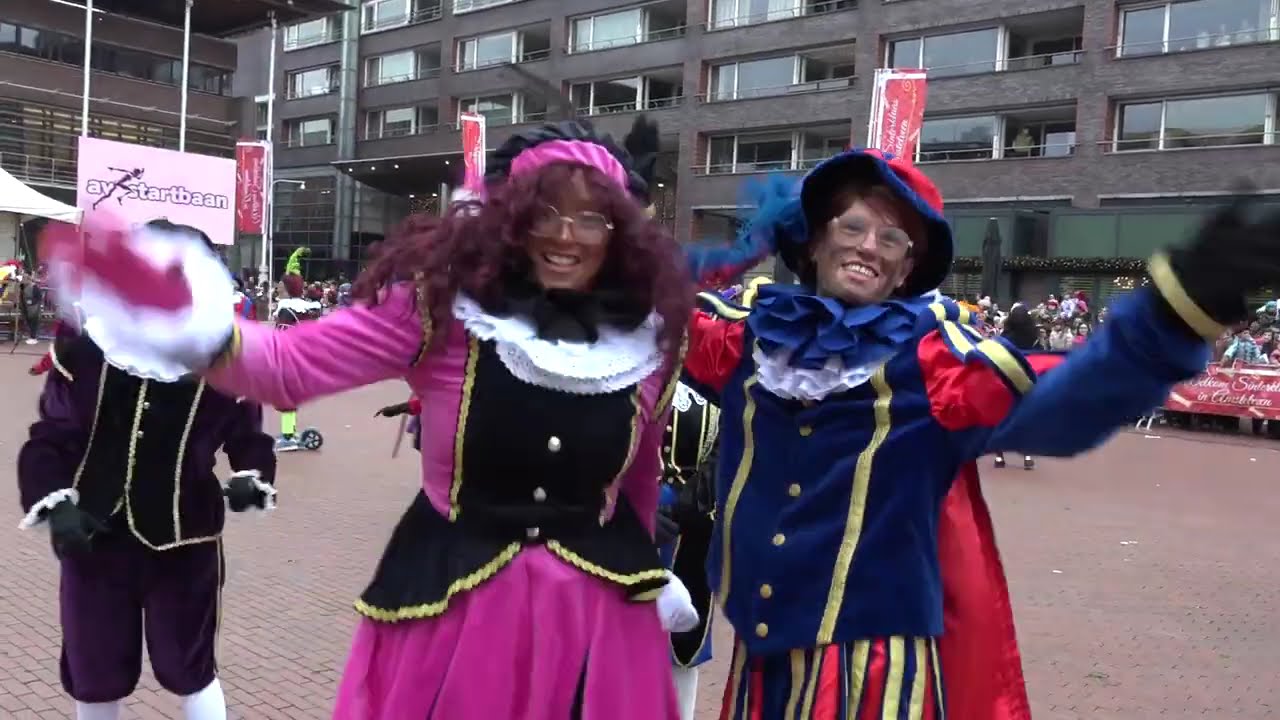 Intocht Sinterklaas Amstelveen 2024: duizenden kinderen langs route en op Stadsplein