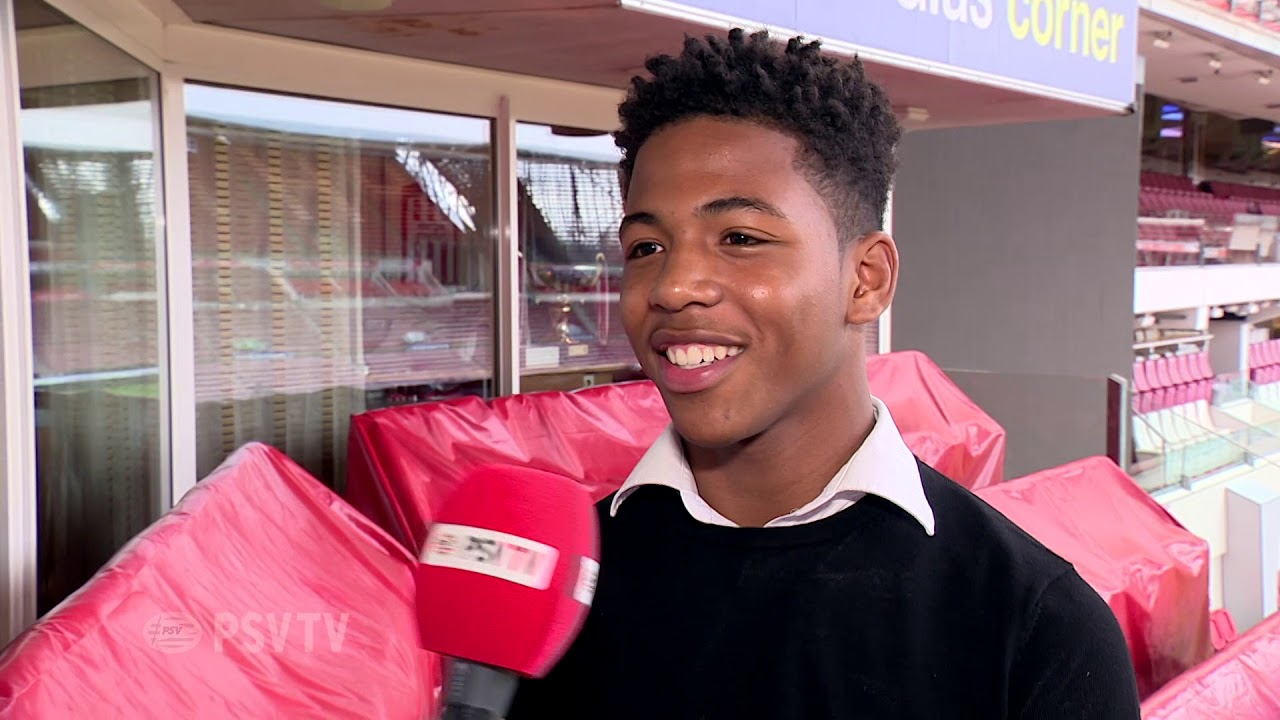 Sambo tekent in het Philips Stadion zijn eerste contract