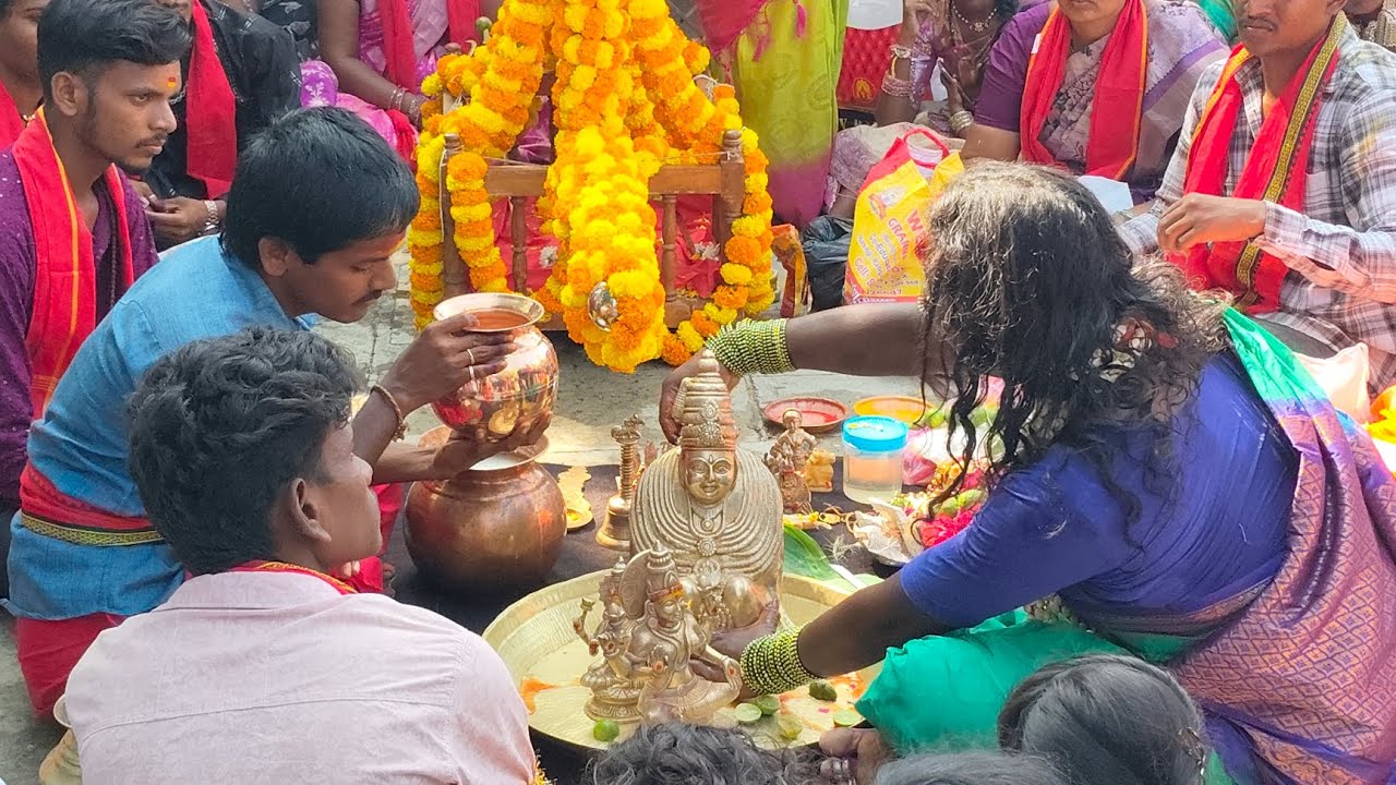 ఎల్లమ్మ దేవత మోకాళ్ళ పై వస్తుంది..Sri Renuka ellamma #baindla #ellamma 