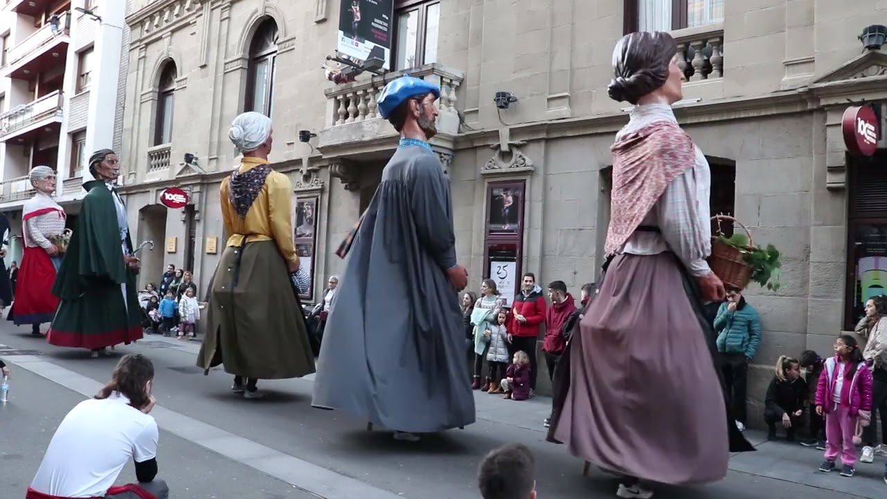 Baile de la Comparsa de Gigantes y Cabezudos de Vitoria - Gasteiz