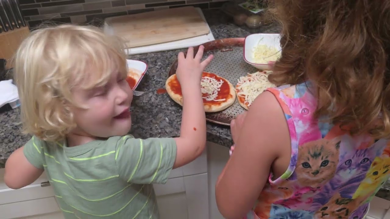 Siena and Jayden making their own pizza 🥰🍕