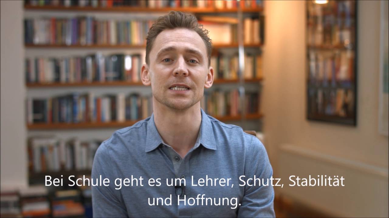 Tom Hiddleston zeigt sein sch&ouml;nstes Schulfoto | #EmergencyLessons | UNICEF