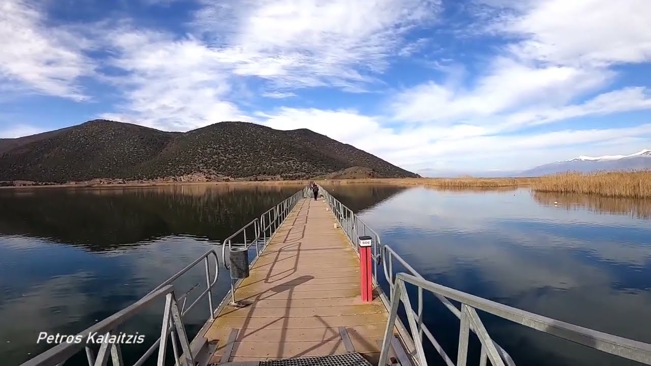 &Eta; &pi;&lambda;&omega;&tau;ή &pi;&epsilon;&zeta;&omicron;&gamma;έ&phi;&upsilon;&rho;&alpha; &tau;&eta;&sigmaf; &Mu;&iota;&kappa;&rho;ή&sigmaf; &Pi;&rho;έ&sigma;&pi;&alpha;&sigmaf;_ Floating pedestrian bridge in Prespa lake