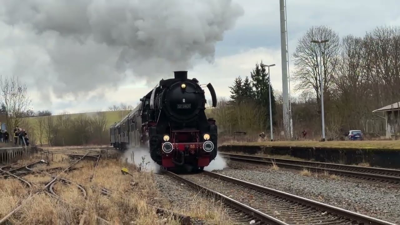 Einfahrt der 52 7408 in Neustadt an der Orla
