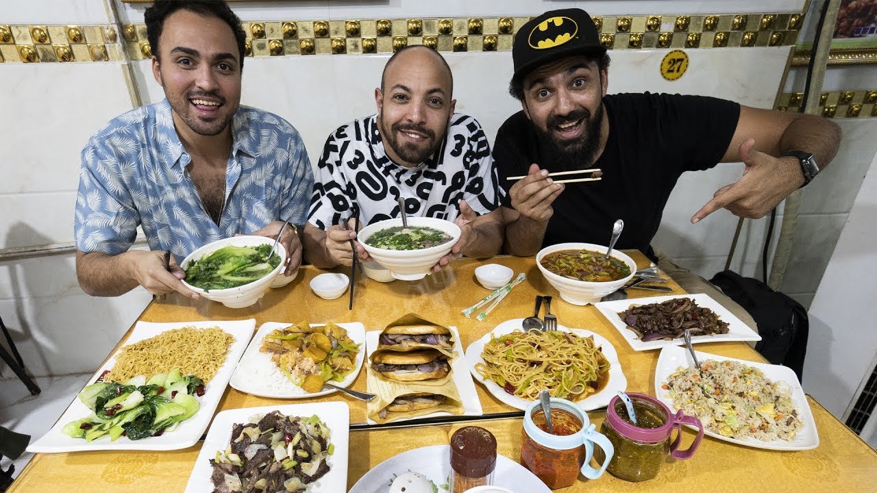 مصريين يجربوا الاكل الشعبي في الصين