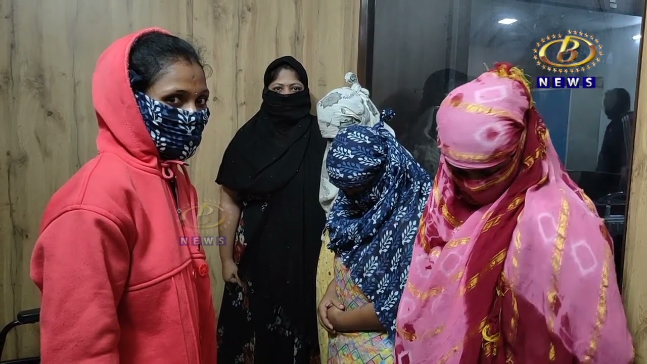 कोल्हापुरातील बागल चौक परिसरातील रहिवासी संकुलात सुरू असलेल्या मसाज पार्लरवर पोलिसांचा छापा