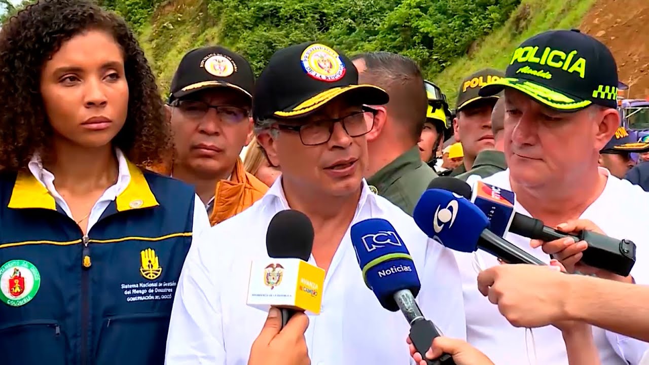 Presidente Gustavo Petro visita la zona de emergencia por la avalancha en la vía Quibdó-Medellín