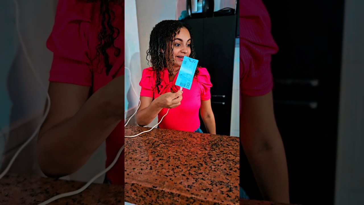 M&Atilde;E PEDIU R$ 10, GANHOU R$ 100! 🤑 Truque M&aacute;gico no Carregador! (COM&Eacute;DIA)📱💰 #shorts #comedy #funny