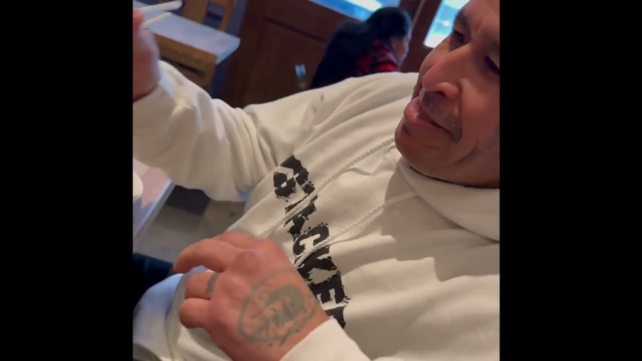 Дядя не умеет пользоваться палочками 😂