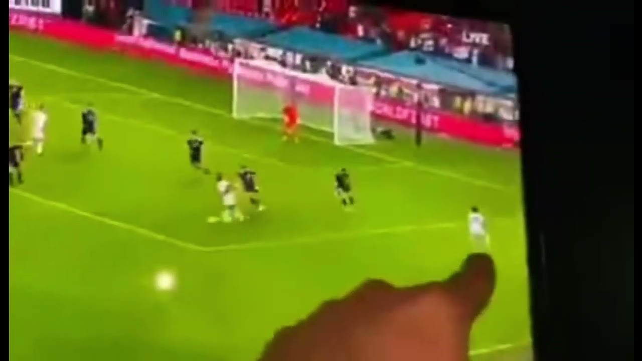 Sterling pass him Back &ldquo;Dont Dive&rdquo; You Fu*king Idiot