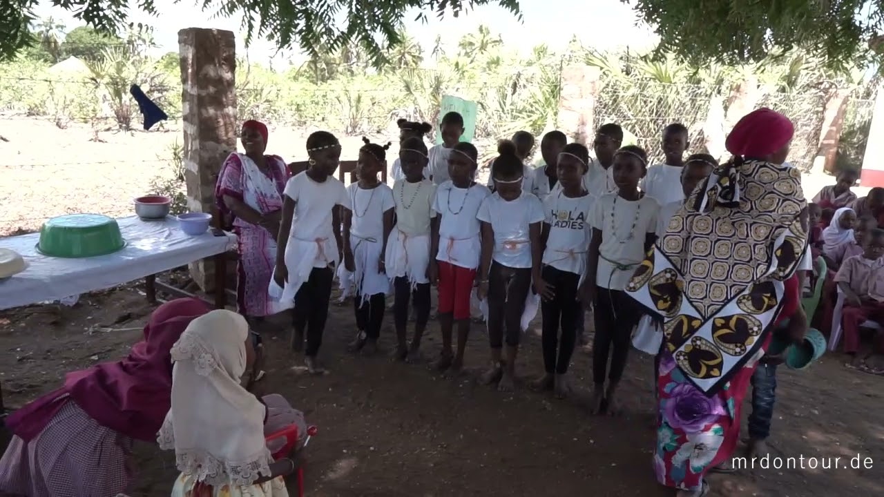 Kenya - Kombani - Primary School of Muamalaat - Mr D on tour in East-Africa