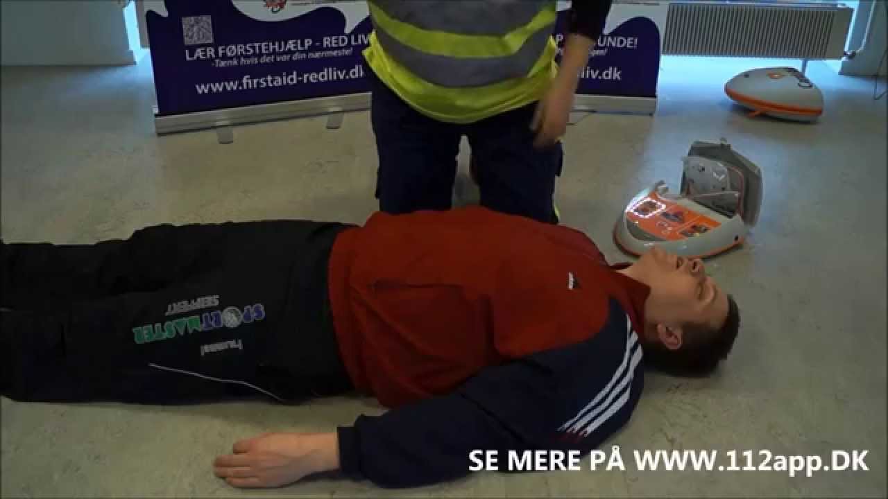 Genoplivning med AED uden/med stød - fuld vejledning