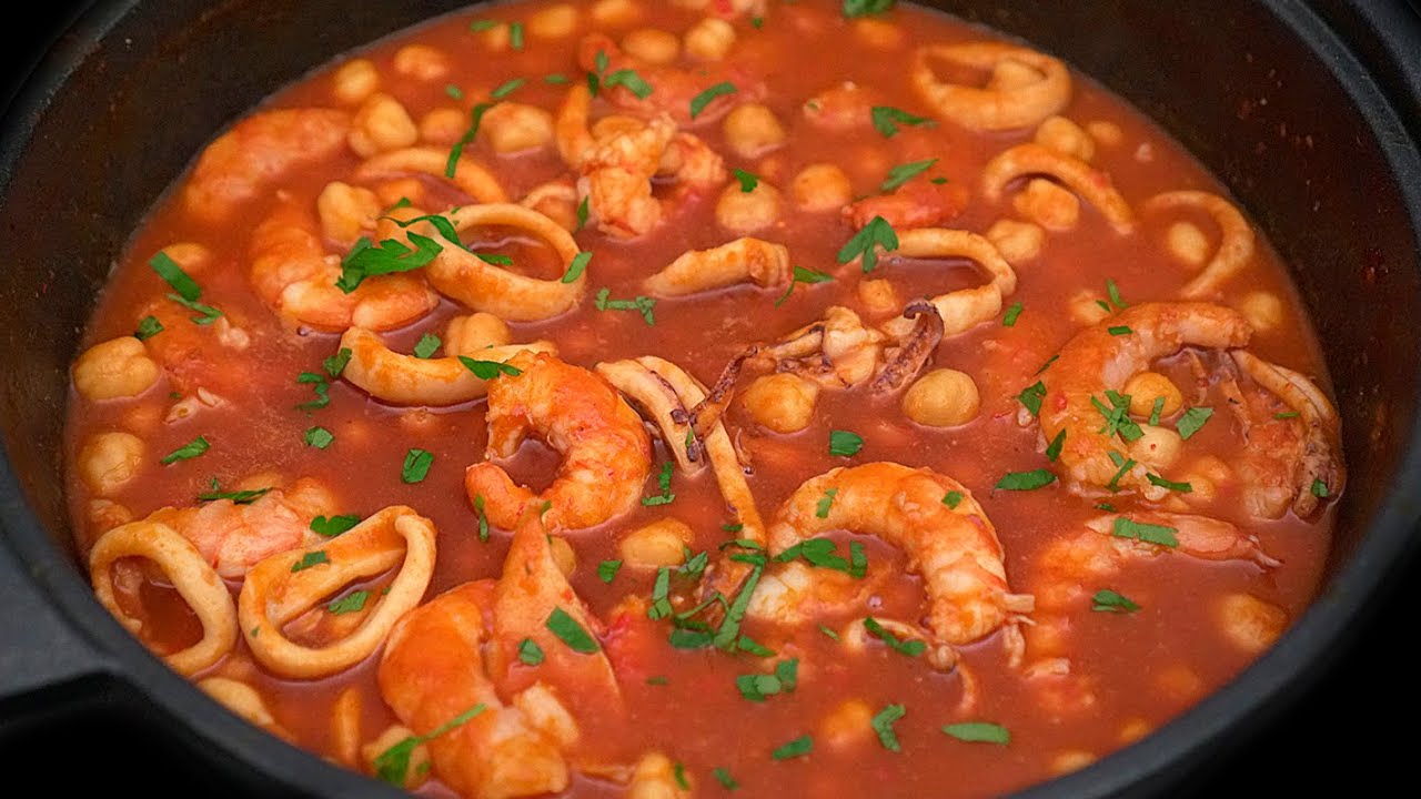 Garbanzos con langostinos y calamares