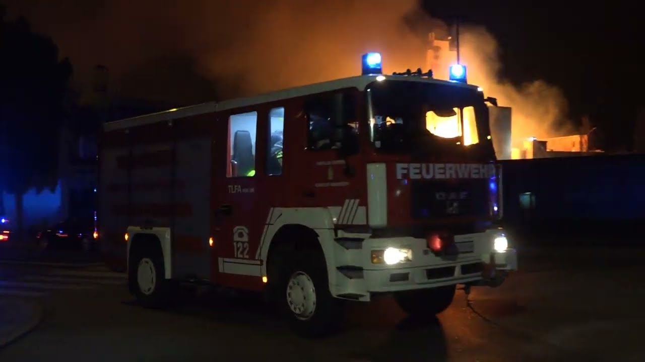 B3/Großbrand in Schwechat an der Stadtgrenze zu Wien