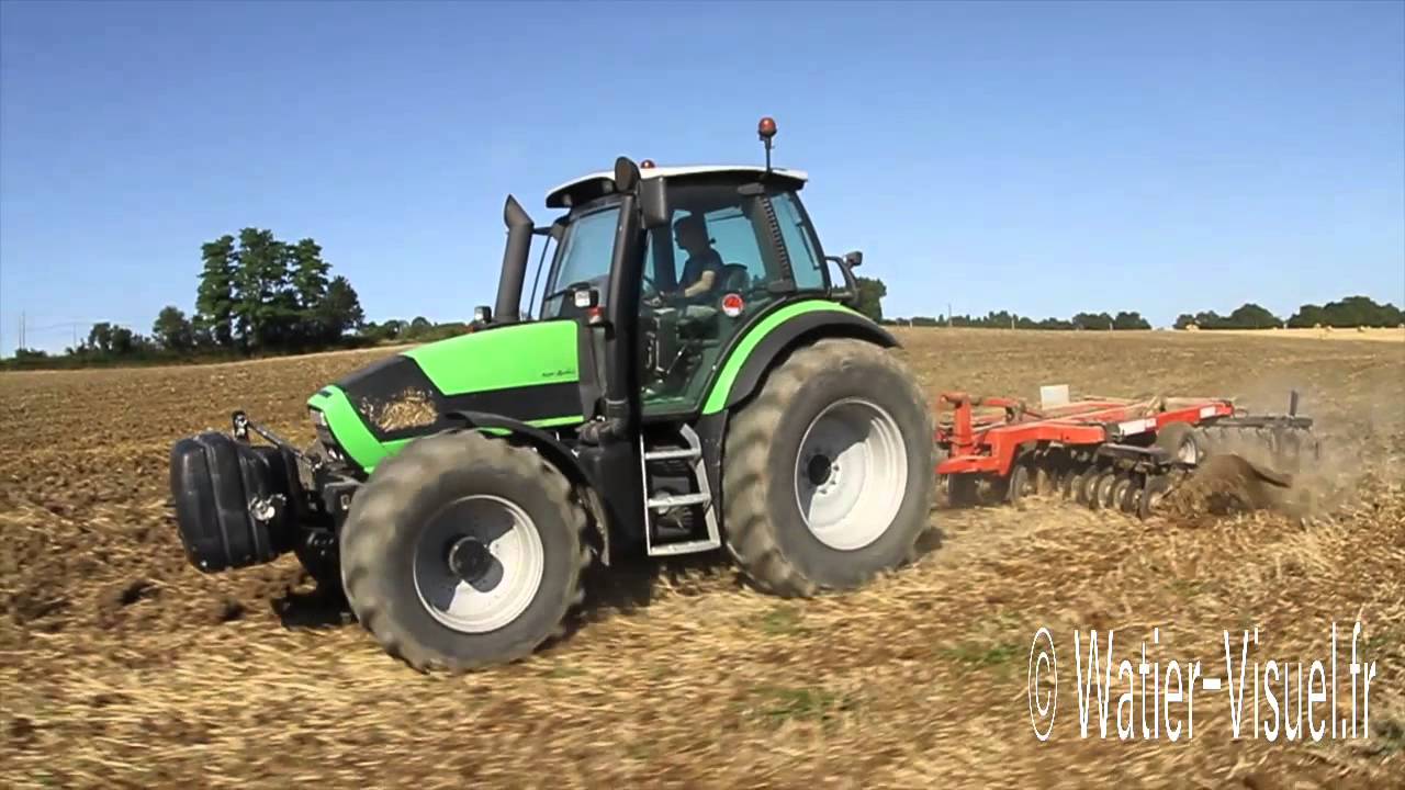 D&eacute;chaumage d'un chaume de c&eacute;r&eacute;ales avec un d&eacute;chaumeur &agrave; disques