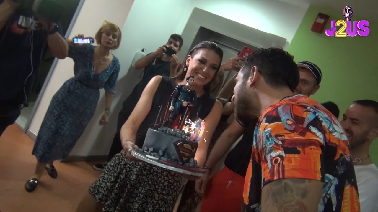 &Sigma;&tau;&alpha; &pi;&alpha;&rho;&alpha;&sigma;&kappa;ή&nu;&iota;&alpha; &tau;&omicron;&upsilon; J2US - J2US Backstage | OPEN TV