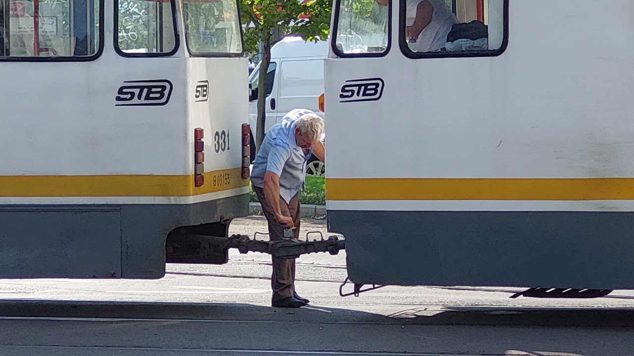 Tramvaiul V3A--93 #331 defect în intersecția 