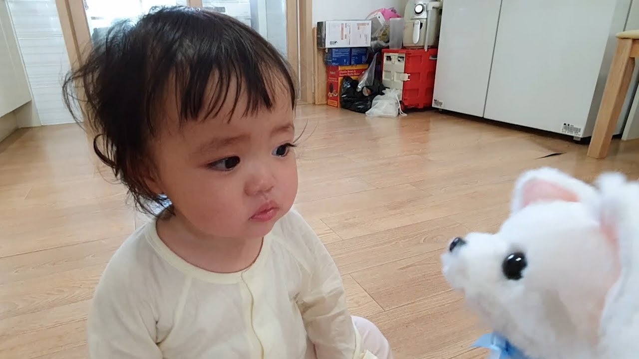 [SUB] Реакция корейского ребенка, получившего в подарок куклу-щенка. 👶💔🐶