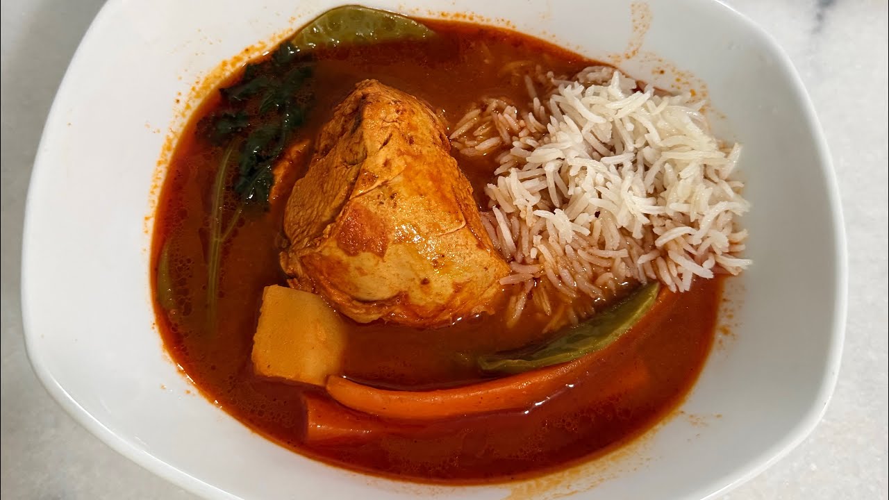 Pollo en caldillo rojo con nopales!
